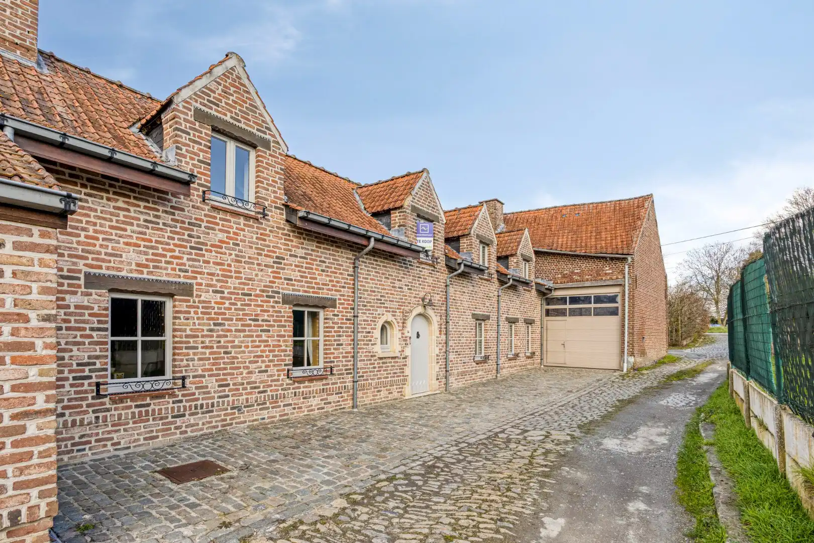 Zeer ruime landelijke woning met atelier en garages foto 3