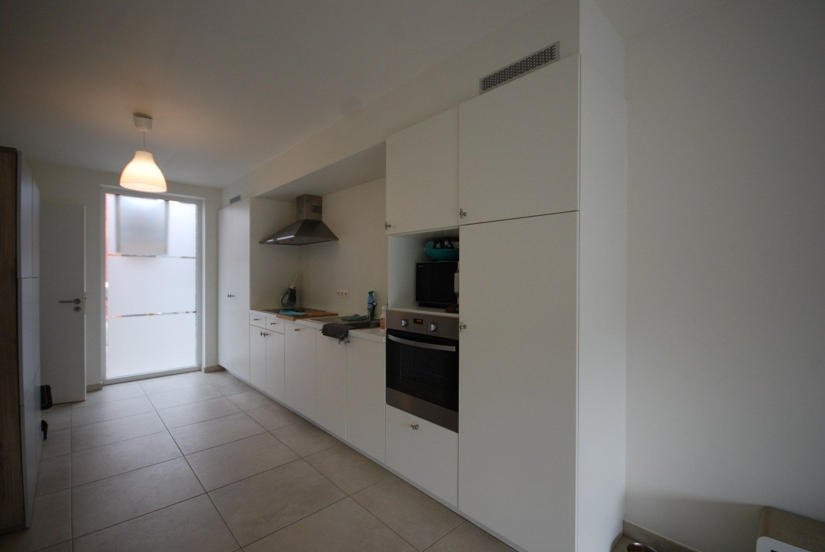 Recente woning in rustige buurt met 3 slaapkamers, zuidgerichte tuin en carport in Heule foto 3