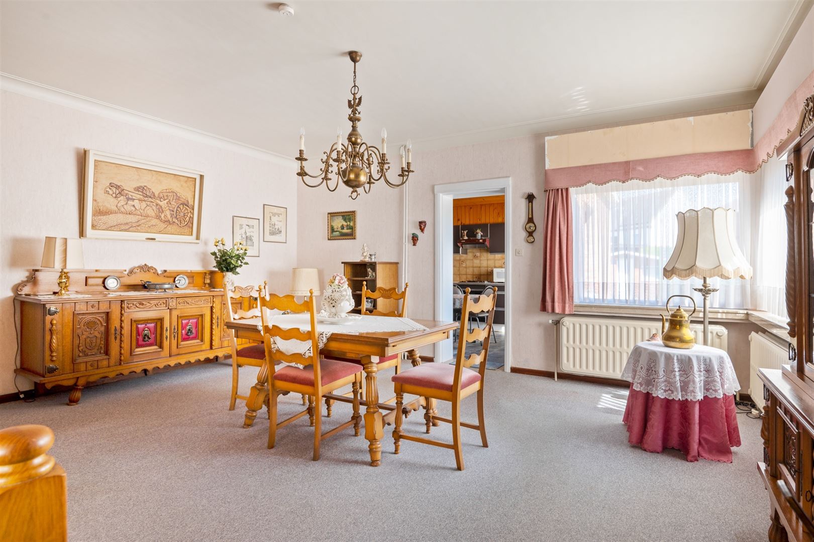 Te renoveren halfopen woning met 3 slaapkamers en garage. foto 4