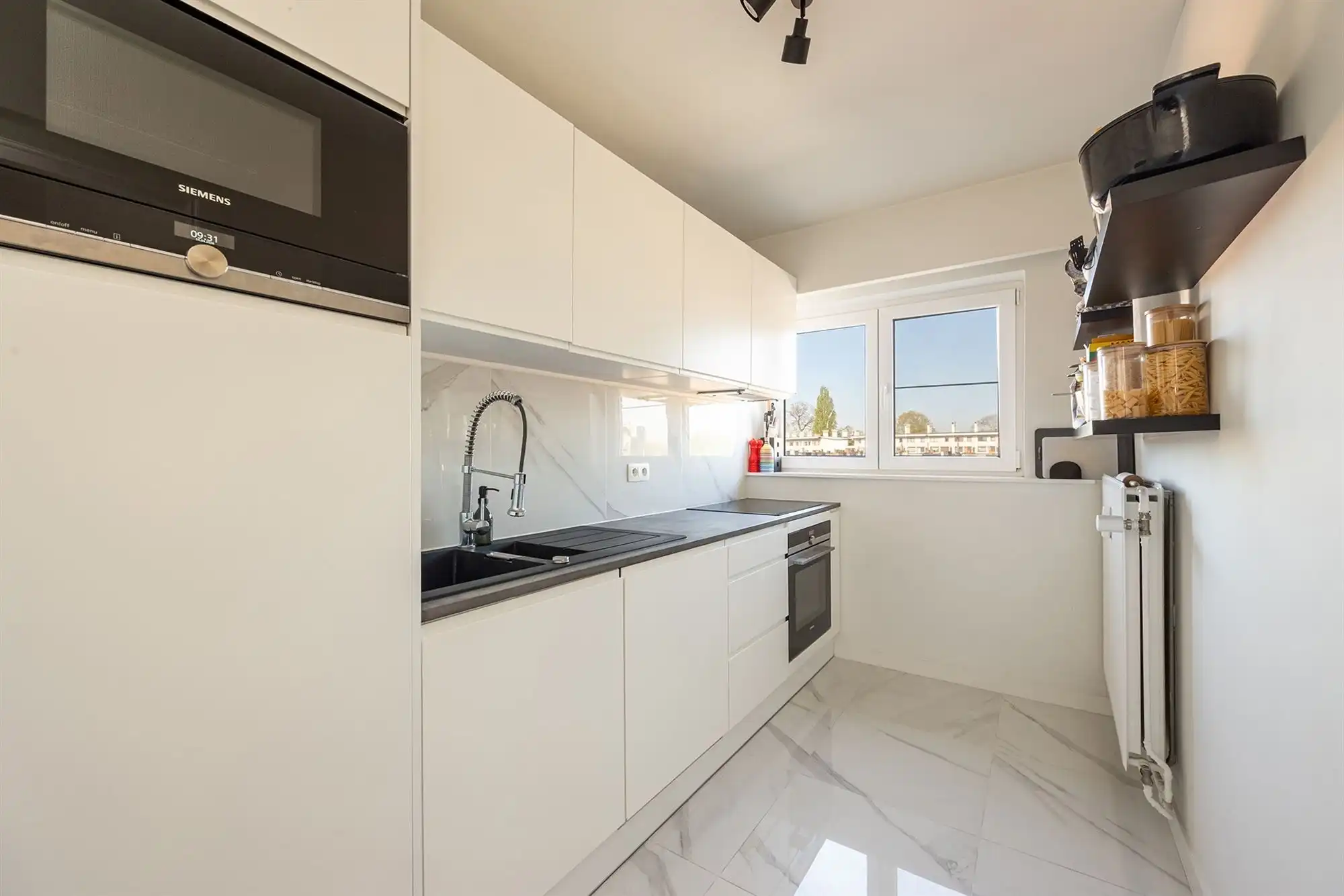 Instapklaar tweeslaapkamer appartement met terras in Deurne-Zuid foto 3