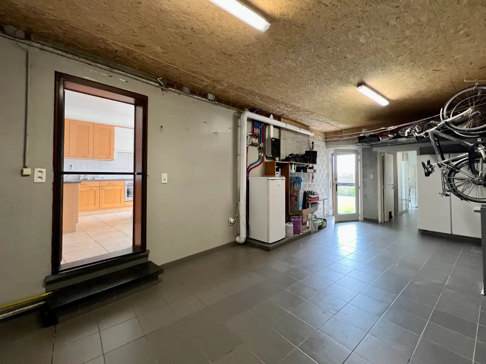 Ruime woning met 6 slk, 2 badk, 2 keukens en dubbele garage foto 7