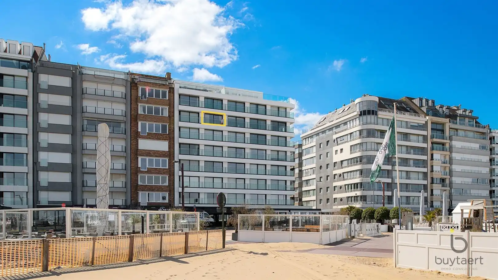 LUXUEUS GERENOVEERD & VOLLEDIG GEMEUBELD APPARTEMENT MET PANORAMISCH ZEEZICHT AAN HET RUBENSPLEIN!  foto 2