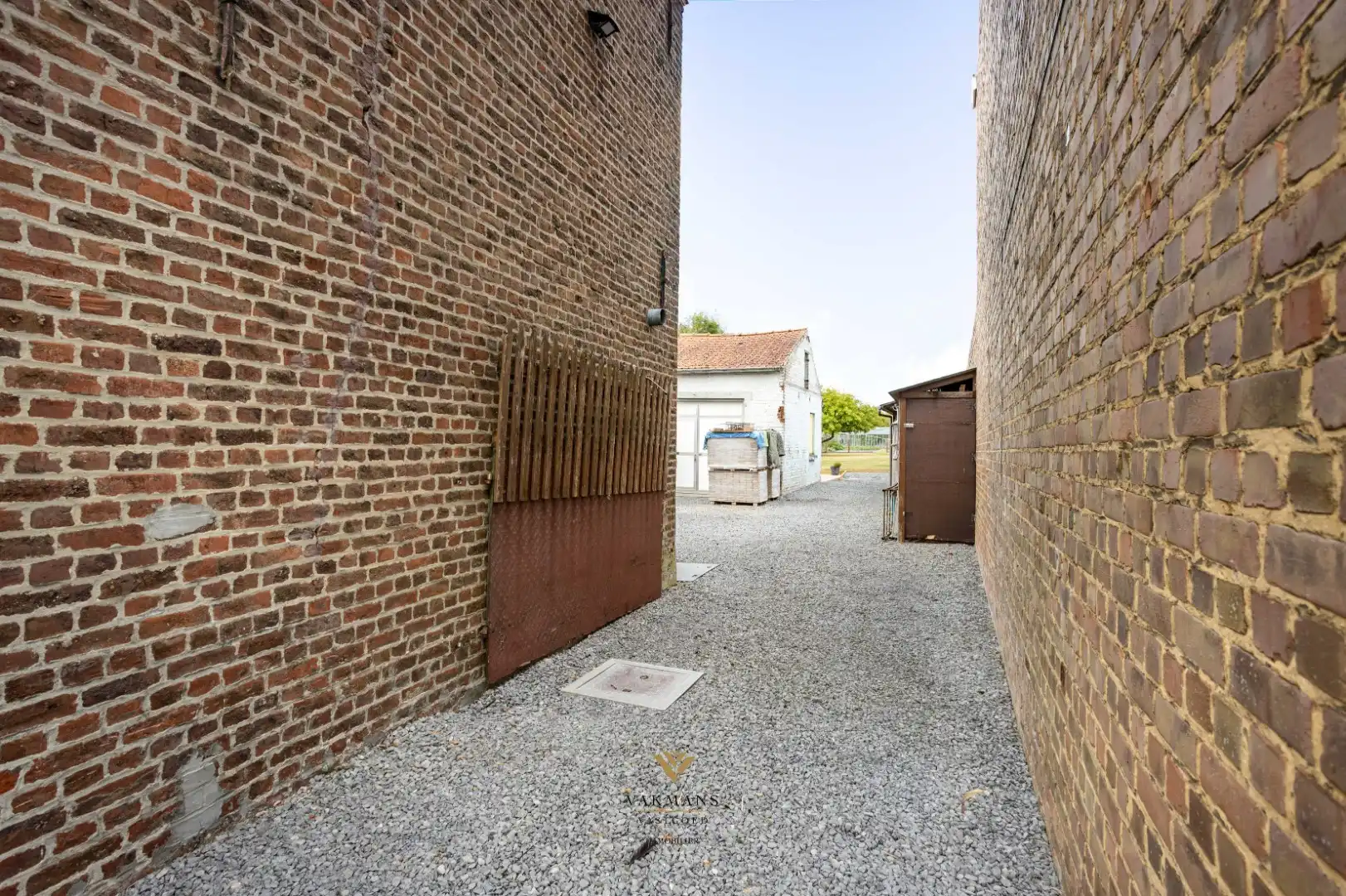 Te renoveren woning op den buiten met veel ruimte en tuin foto 6