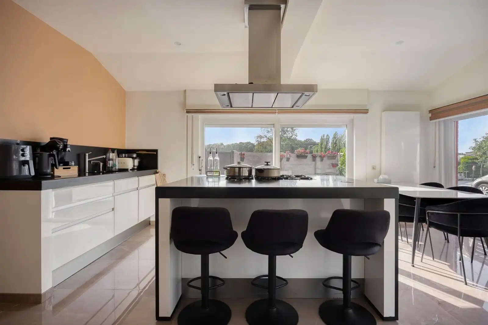 Zeer ruime woning met mogelijkheden privé/beroep foto 8