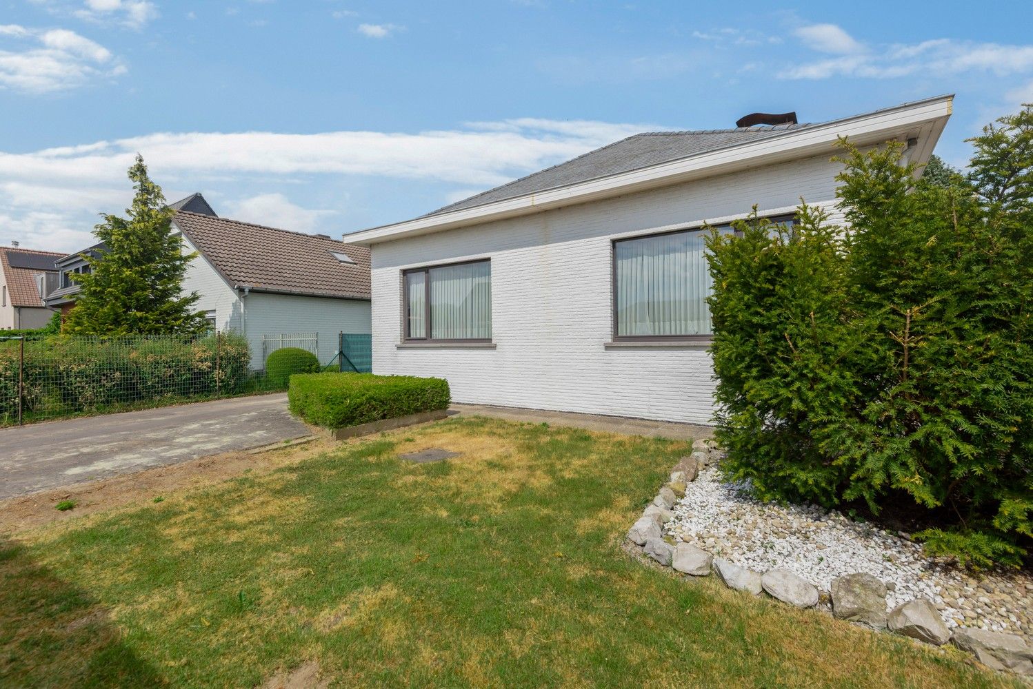 Ruime woning met prachtig onderhouden tuin met verzicht over de velden foto 27
