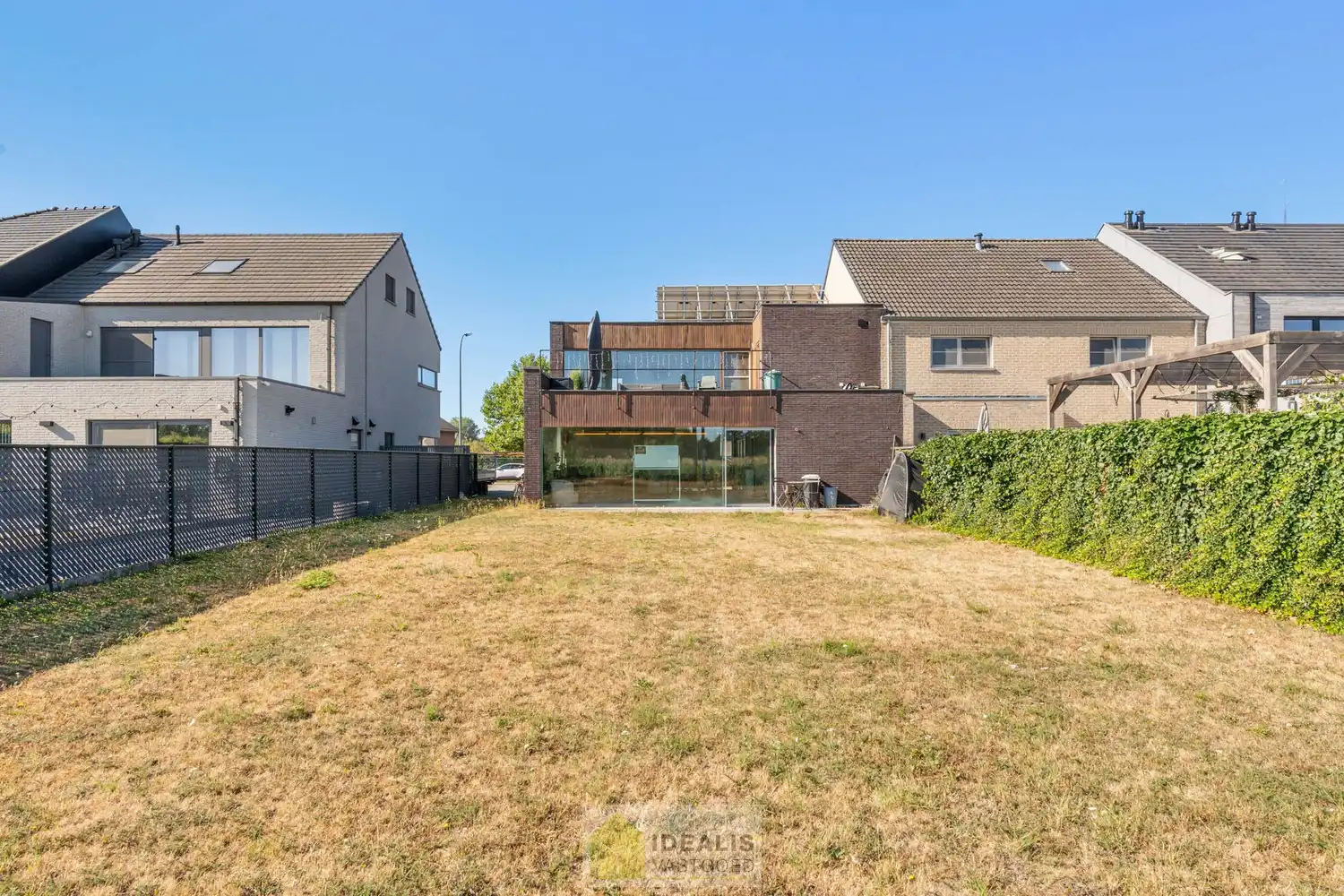 IDEALIS VASTGOED – GELIJKVLOERSE KANTOORRUIMTE MET BOVENLIGGEND APPARTEMENT OP EEN ZICHTLOCATIE IN DIEPENBEEK! Deze gelijkvloerse kantoorruimte van + - 105m² met bovenliggend apart toegankelijk appartement van + - 97 m² met zeer ruim terras is gelegen langs de Steenweg in Diepenbeek en heeft ruim voldoende parkeergelegenheid op eigen terrein. De perfecte zet voor zij die op zoek zijn naar een interessante investering op een zichtlocatie! foto 32