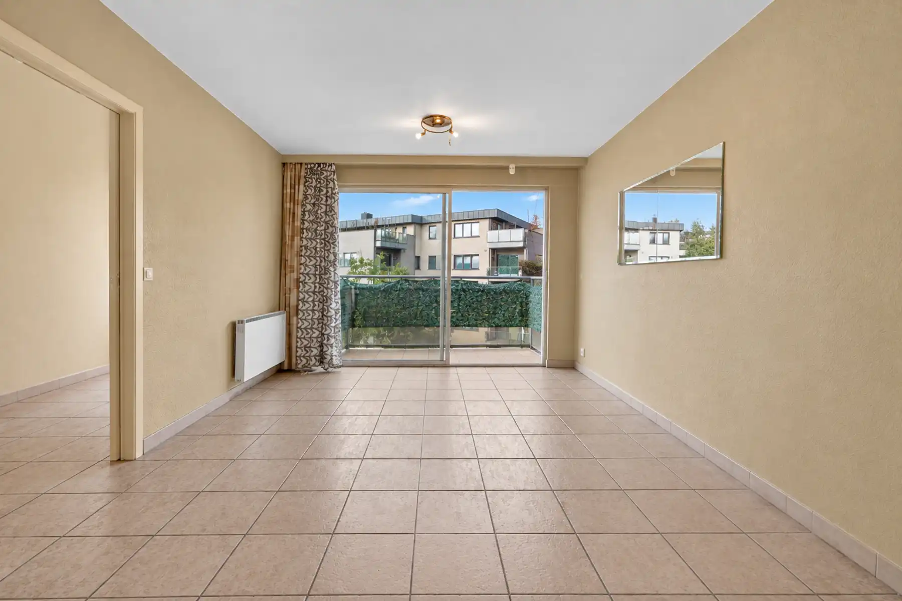 Instapklaar 1-slaapkamer appartement met terras en berging en garage. foto 3