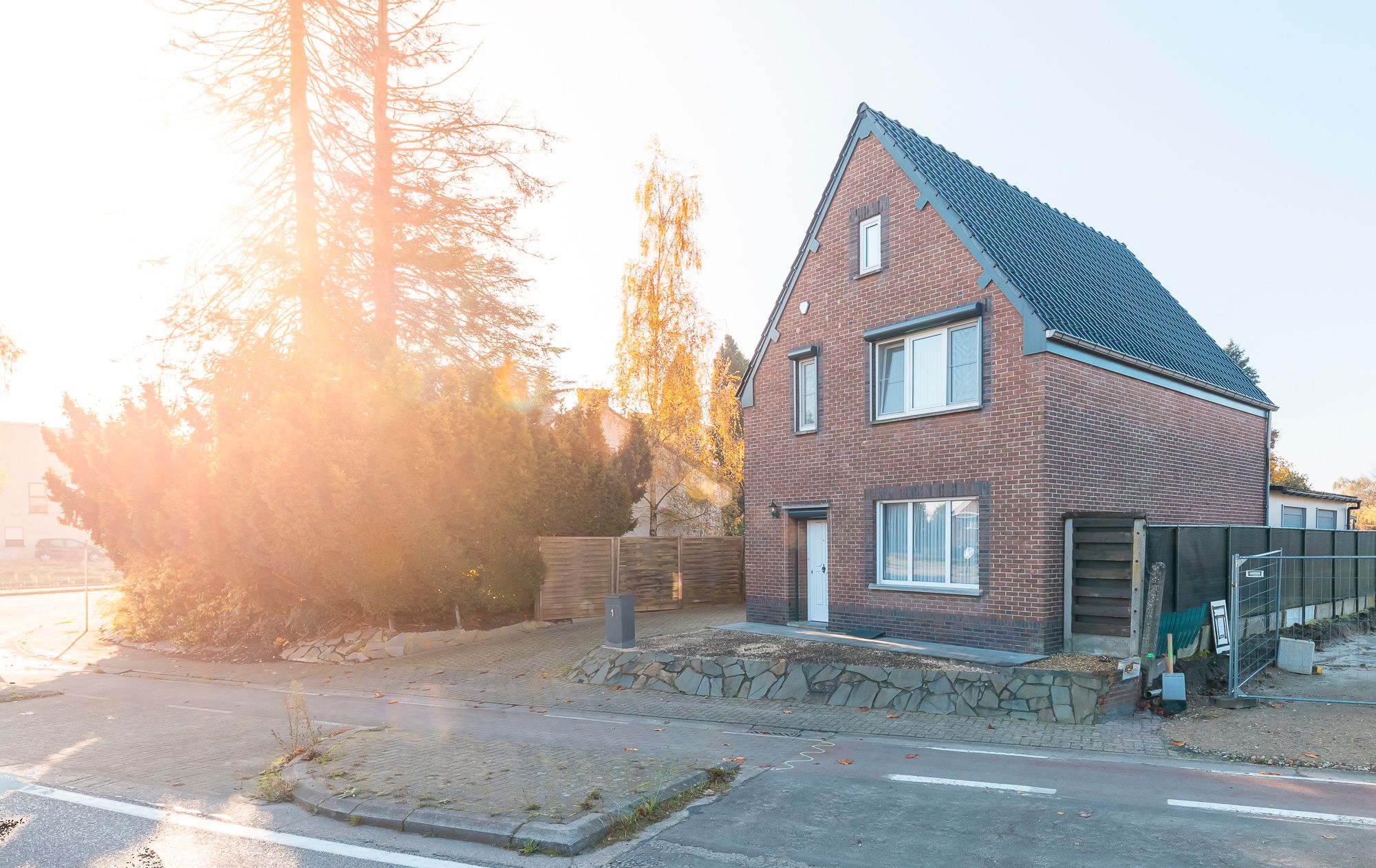 TE KOOP: Verrassend ruime 3- slaapkamerwoning met 226 m2 woonoppervlakte, op een perceel van 7a 90ca op een toplocatie in Bree foto 1