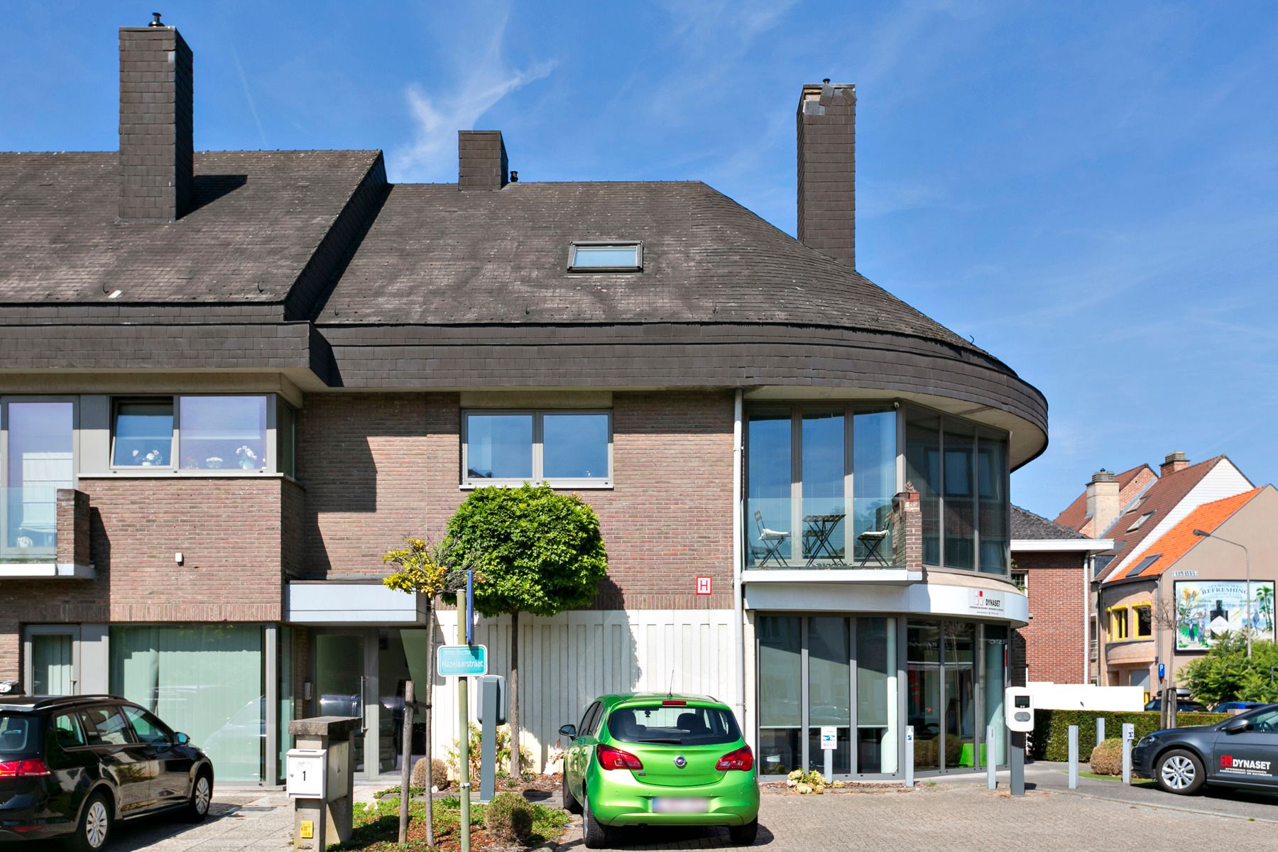 Instapklaar en lichtrijk kantoor, vrij beroep of dienstensector met garage, tuin en parkings. foto 22