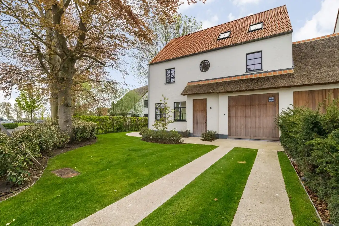 Nieuwbouw onder registratierechten! Villa met zonovergoten leefruimtes en een tijdloos design foto {{pictureIndex}}