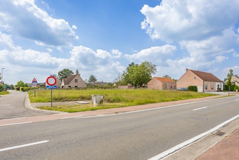 Uitgestrekt en zongericht bouwperceel van 12a 18ca foto 9