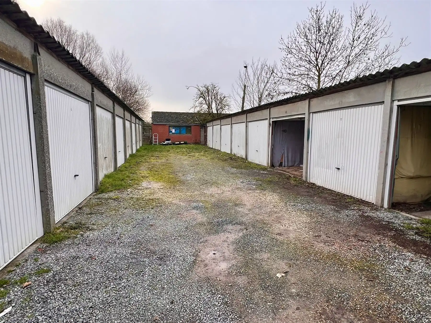Ideale investering bouwgrond met 20 achterliggende garageboxen foto 4