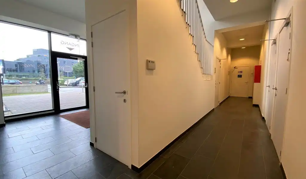 Instapklaar kantoor met terras te huur aan afrit E40 in Sint-Denijs-Westrem  foto 13
