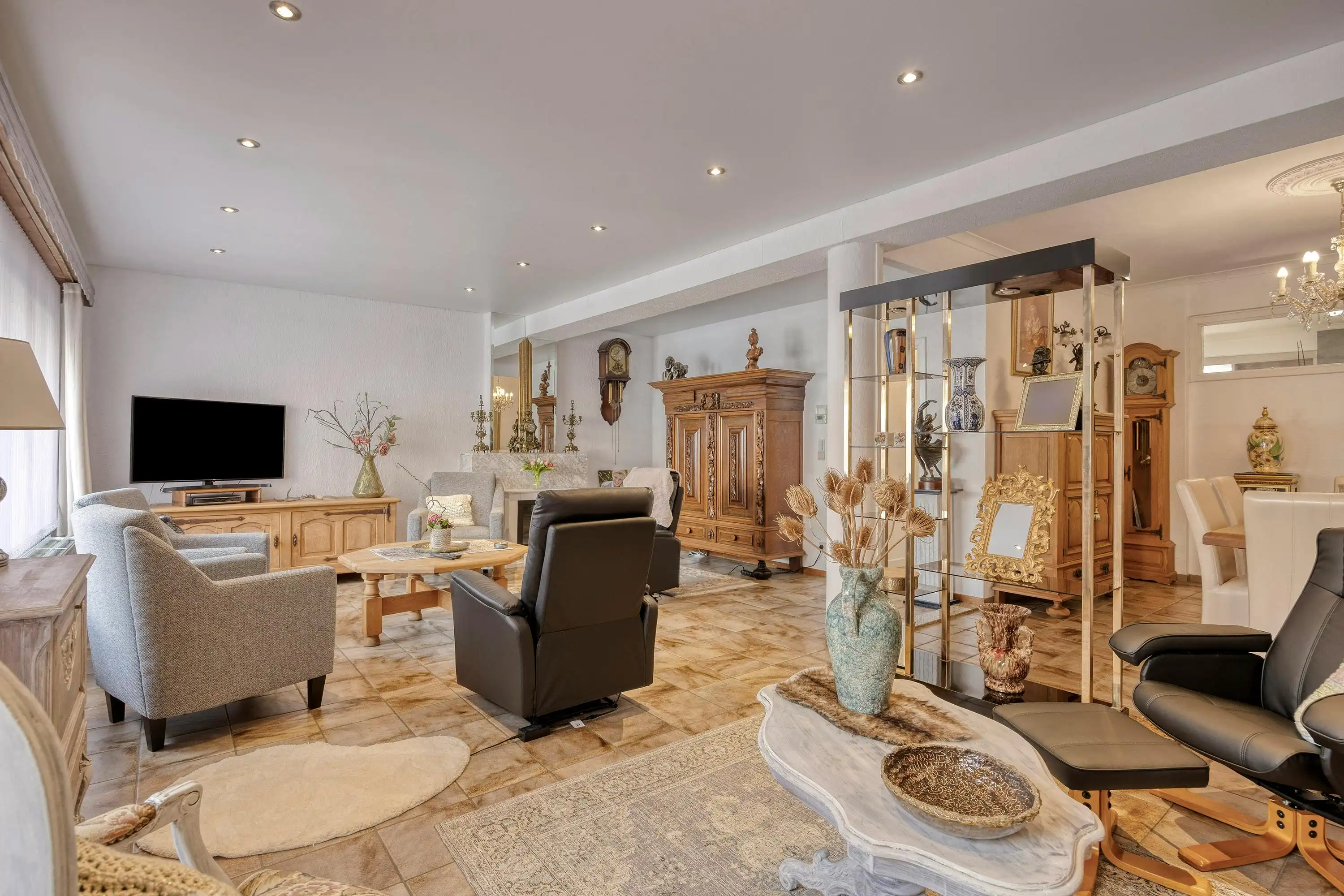 Goed onderhouden huis met riante garage in centrum Maaseik te koop foto 4