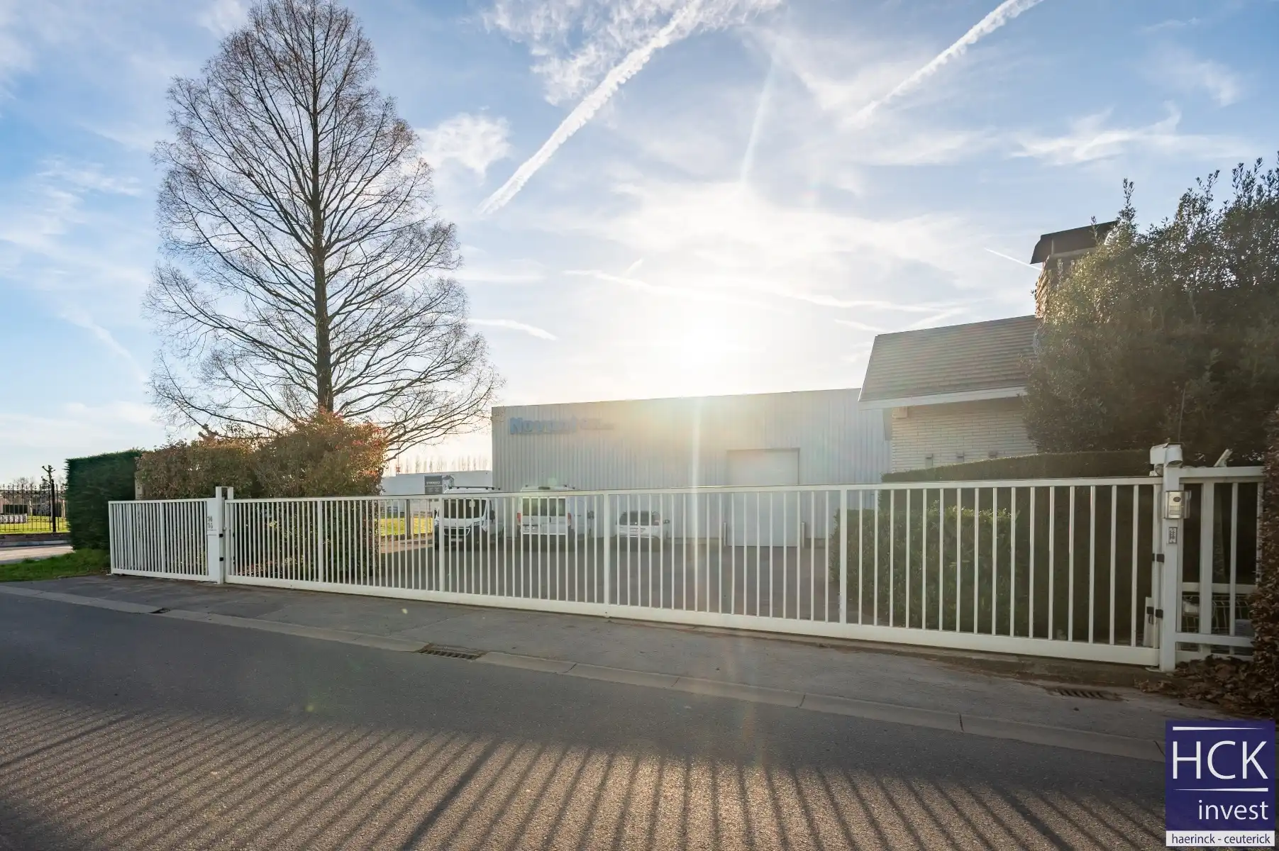 KRUISHOUTEM (Nokere) - Opslagplaats 400m² + parkeerruimte op afgesloten terrein foto {{pictureIndex}}