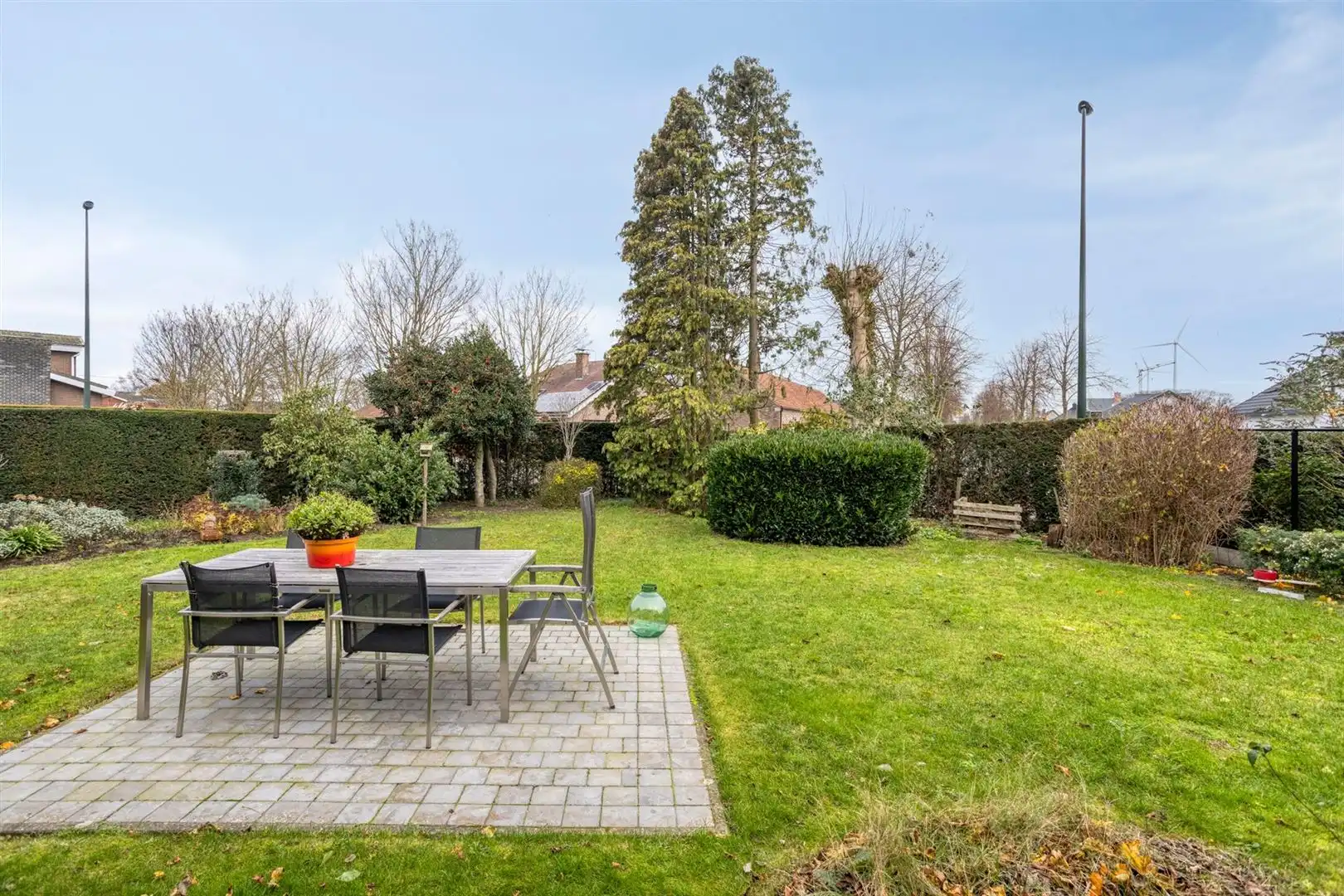 Rustig gelegen open bebouwing met 3 slaapkamers en garage op een perceel van 556 m². foto 22