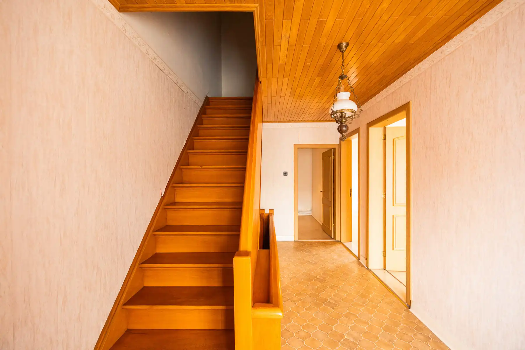 Karakterwoning met veel renovatiepotentieel op toplocatie foto 18