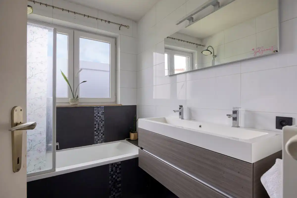 GELIJKVLOERSE WONING MET 3 SLK op 17A89CA NABIJ CENTRUM BILZEN. foto 25