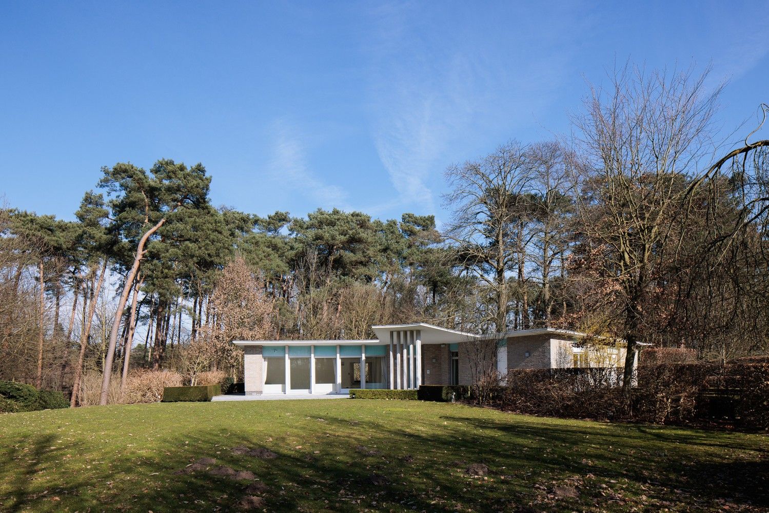 Architecturale woning op een perceel van ca. 6.395 m² foto 2