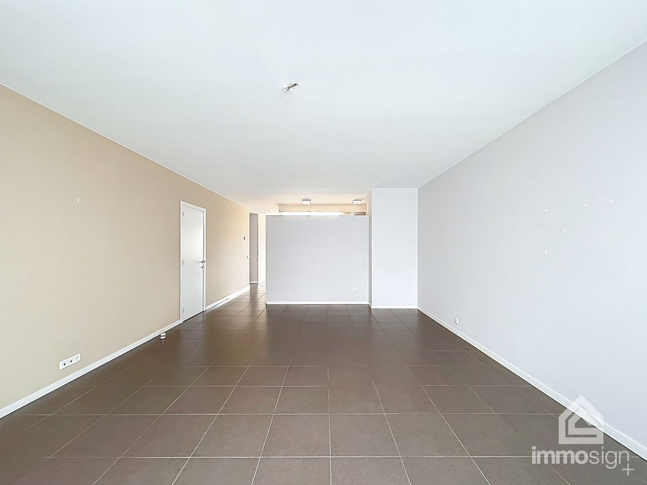 Ruim gelijkvloers appartement (118 m²) in hartje Bree met ruim terras (53 m²), grote kelderberging en extra brede staanplaats foto 12