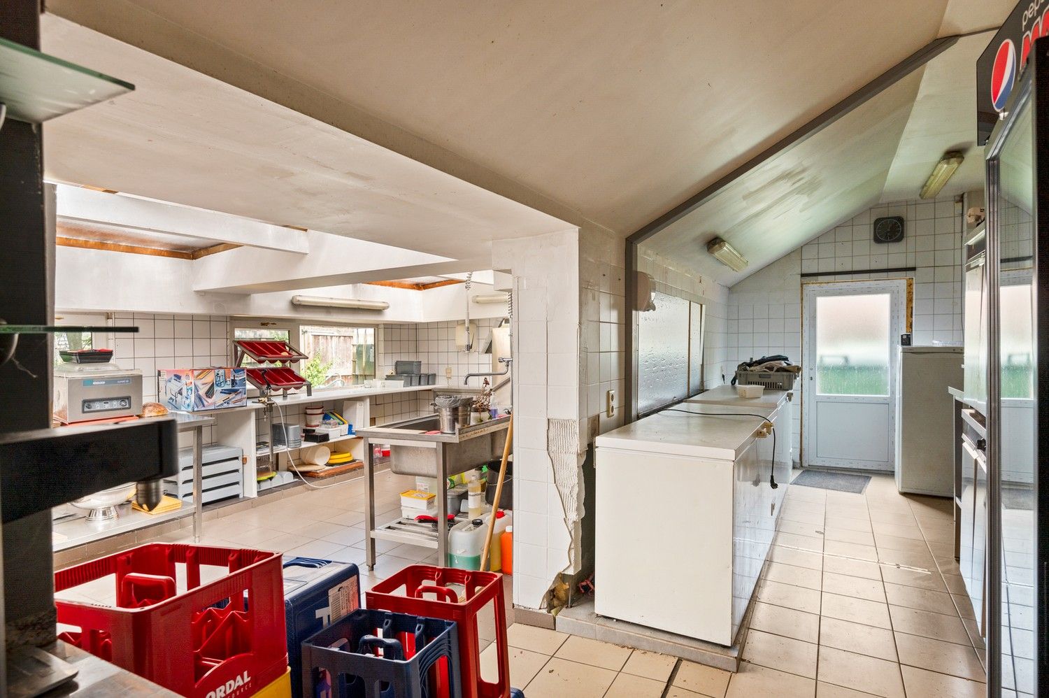 Polyvalent gebouw, appartement en magazijn te koop in Emblem! foto 30