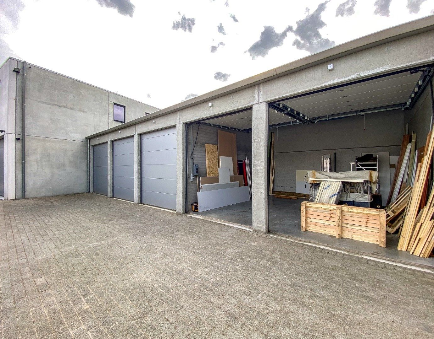 Bovengrondse dubbele garage / opslagruimte te huur in Diksmuide. foto 2