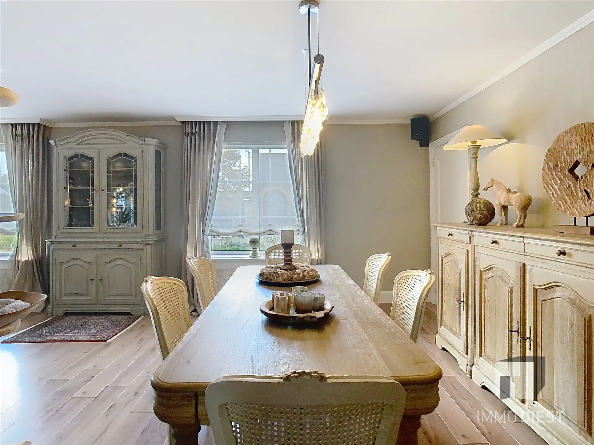 Energiezuinige en prima onderhouden gezinswoning met 4/5 slaapkamers en zwembad op 10 are. foto 7