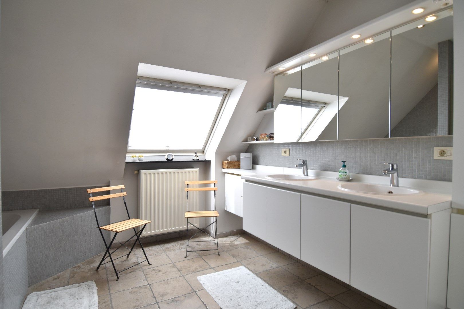 Exclusieve woning met 4 slaapkamers gelegen op een prachtig perceel van bijna 2.400 m² foto 7