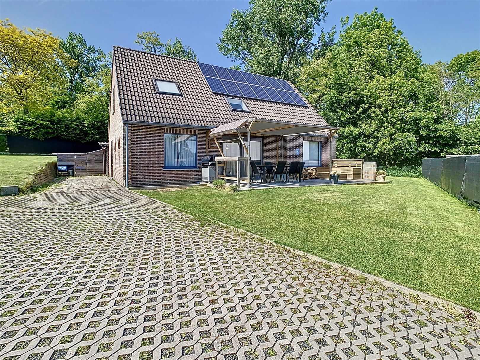 Mooie woning, 3 slpks, terrassen, jacuzzi, tuin, 10a 82ca foto {{pictureIndex}}