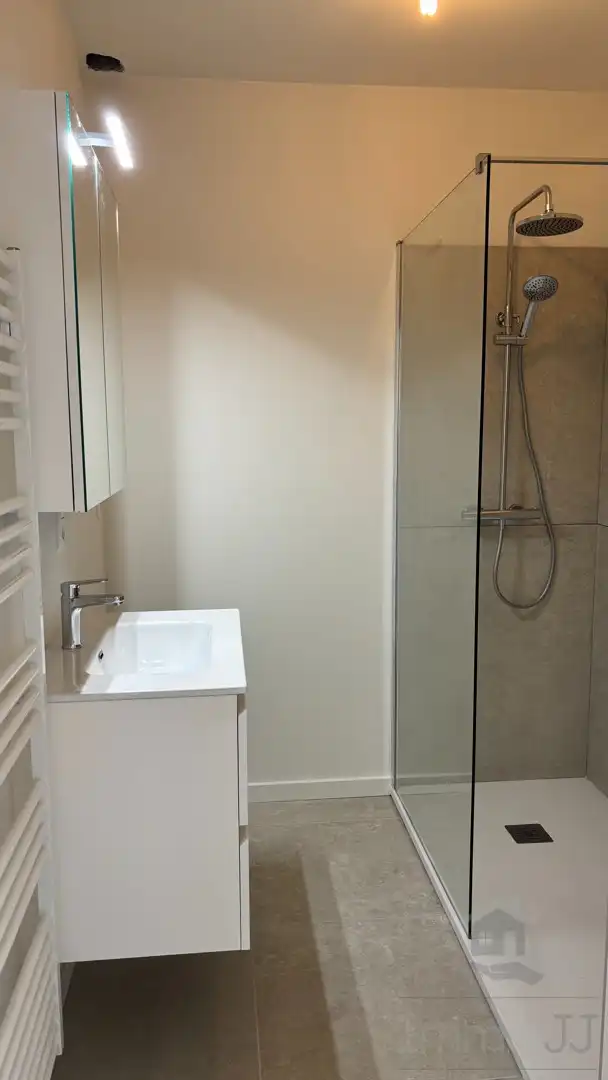 Gerenoveerd app. Met 3 slaapkamers en terras. foto 7