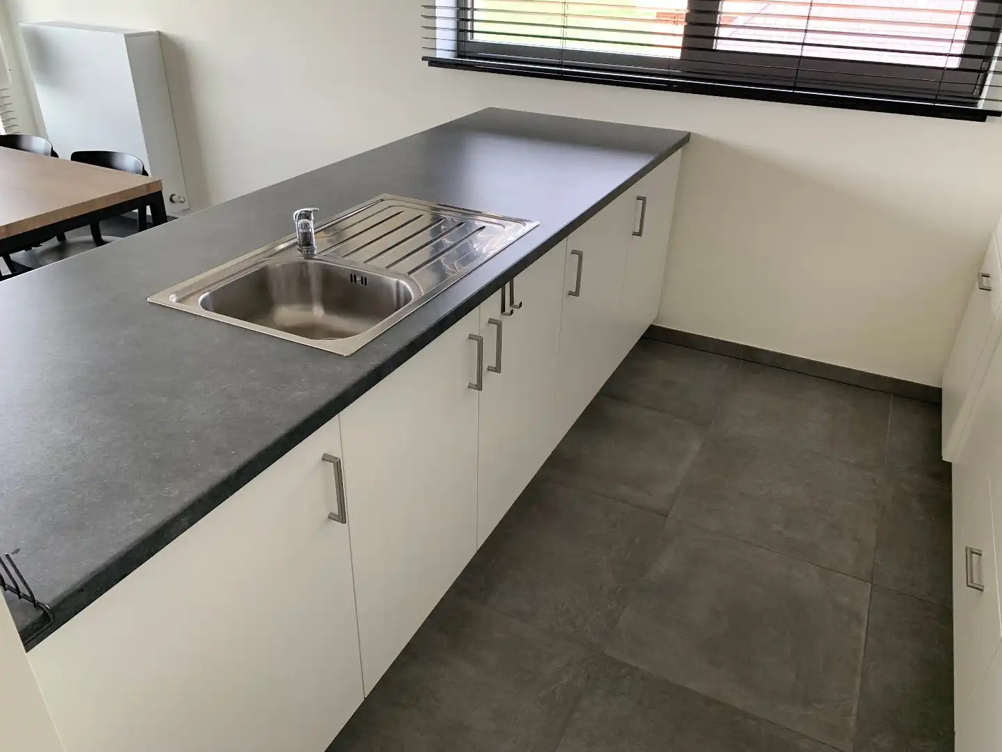 GEZELLIG APPARTEMENT MET 2 SLAAPKAMERS, TERRAS, KELDER EN 1 AUTOSTANDPLAATS TE BILZEN!  foto 12