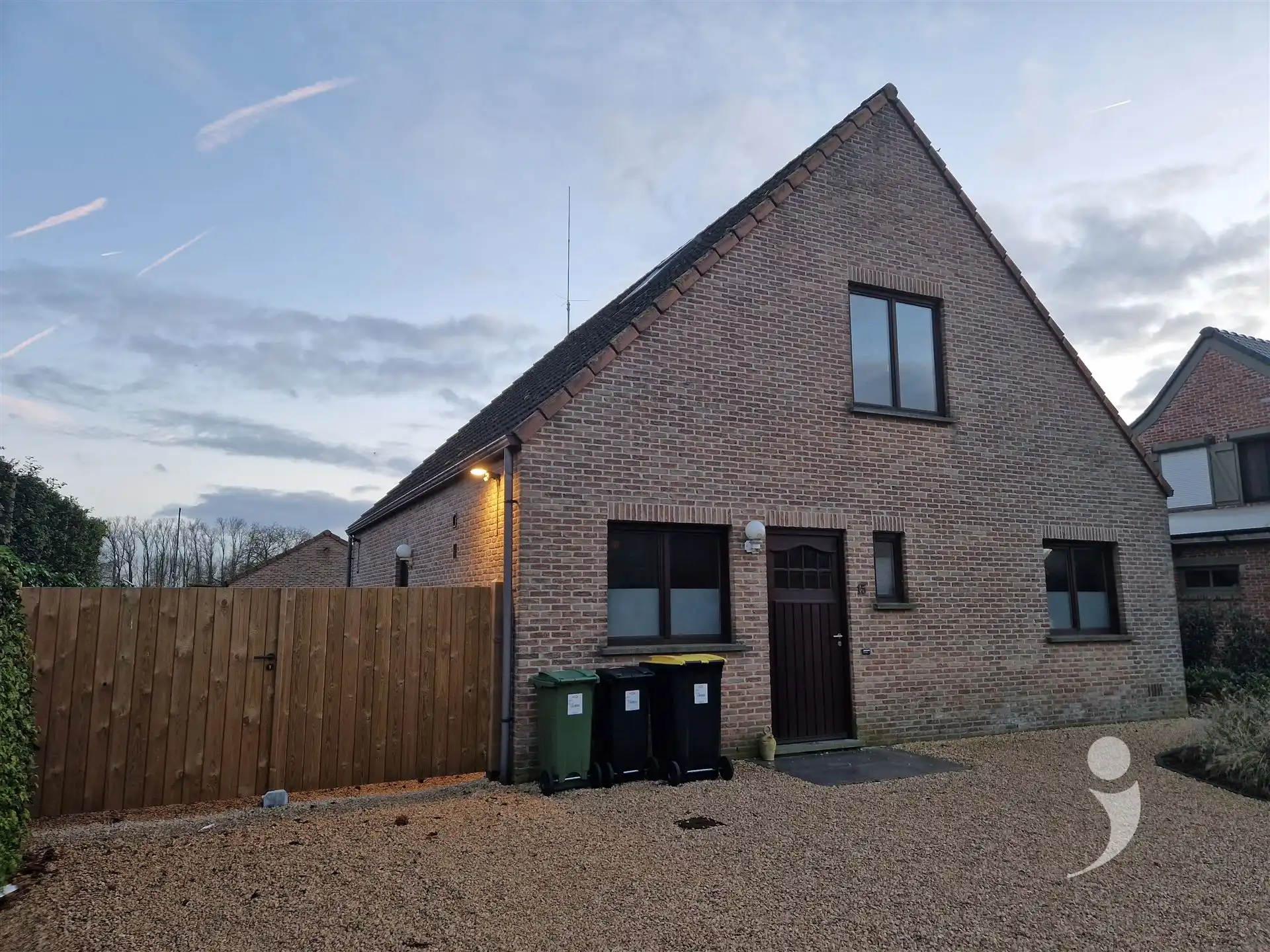 ruime gezinswoning met zonnepanelen en warmtepomp foto {{pictureIndex}}