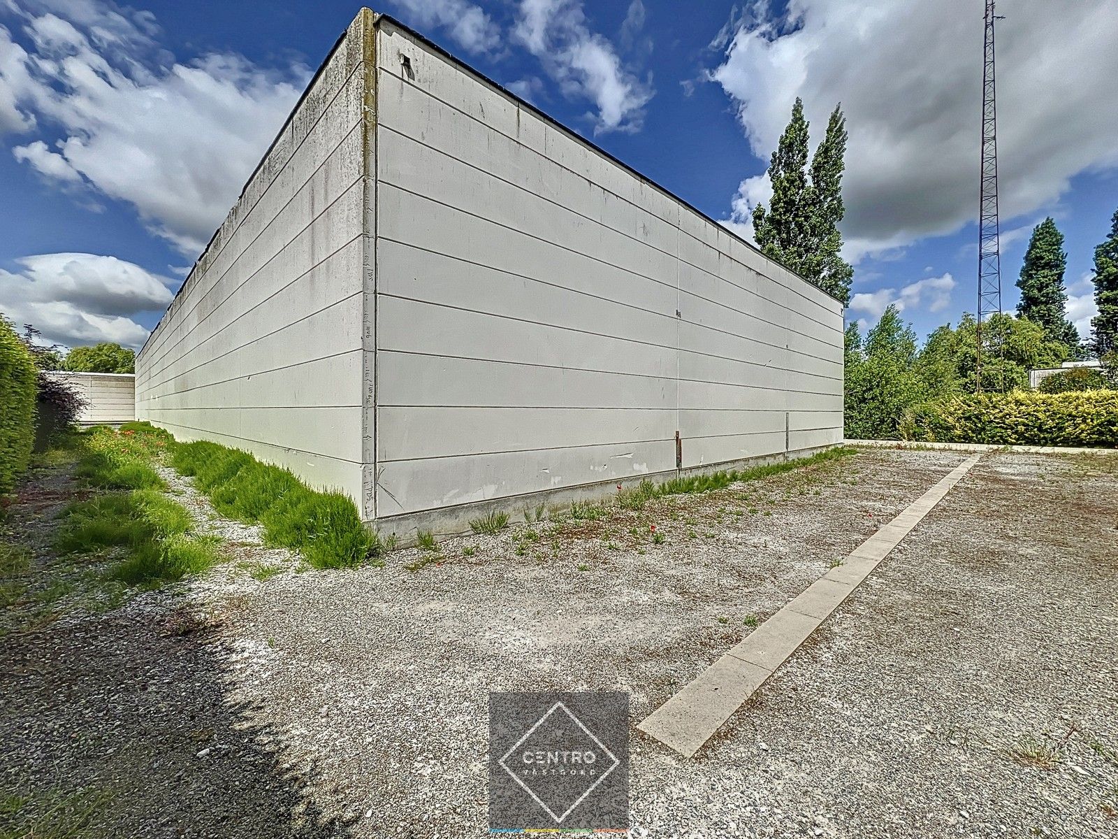 Instapklaar BEDRIJFSGEBOUW bestaande uit geïsoleerde MAGAZIJNEN met laadkade (ca. 2.539m²), KANTOREN (ca. 344 m²) én alleenstaande WONING. Op bedrijvenzone "Hoge Barriere" te Roeselare. foto 6