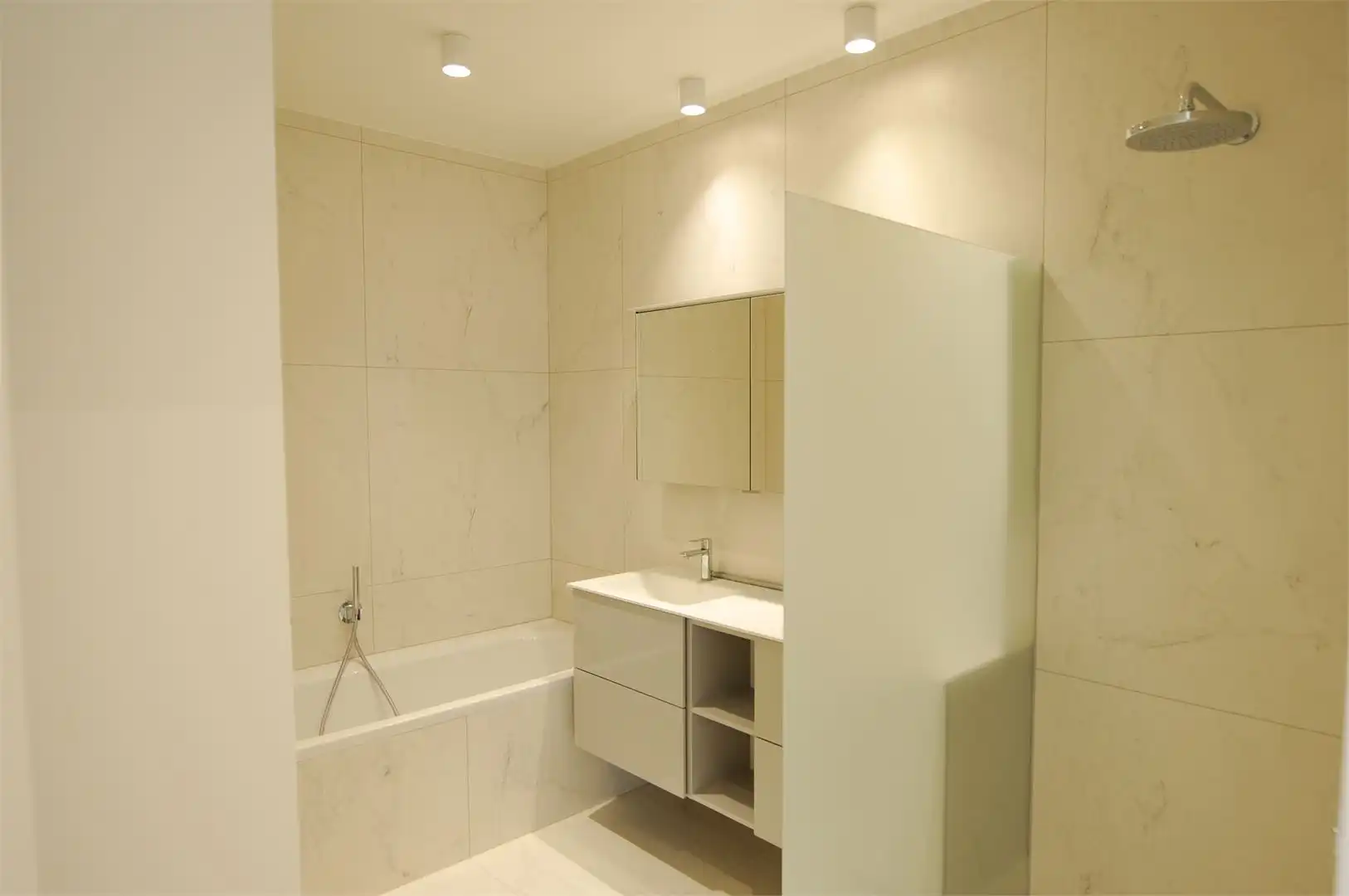 2 slaapkamer appartement met groot terras foto 12