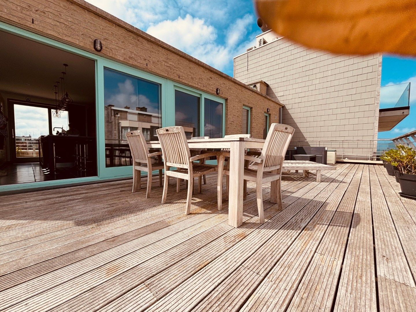 RIANTE PENTHOUSE MET PANORAMISCH ZICHT OP DE ZEELIJN foto 3