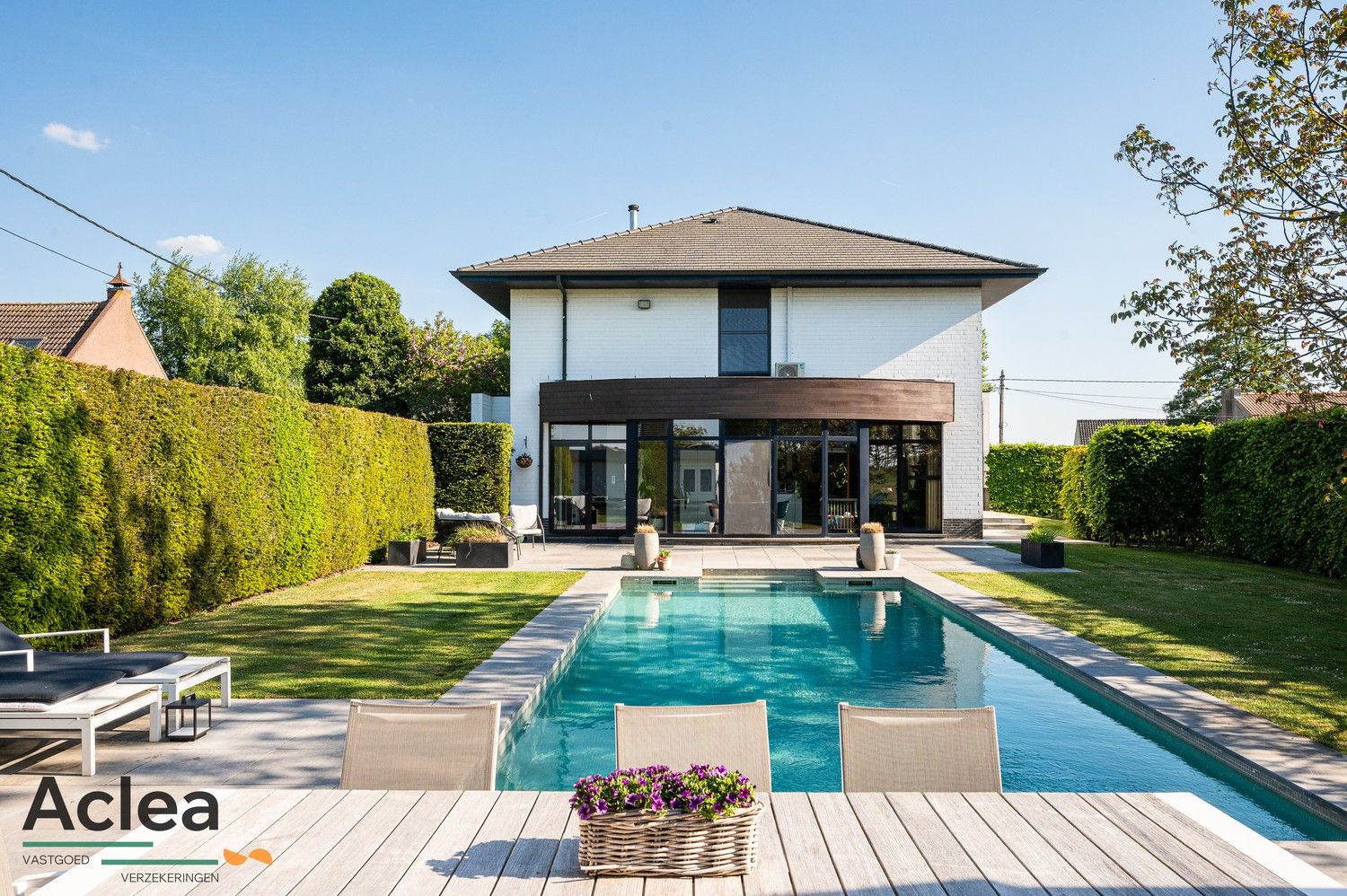Moderne instapklare villa met zwembad en poolhouse foto {{pictureIndex}}