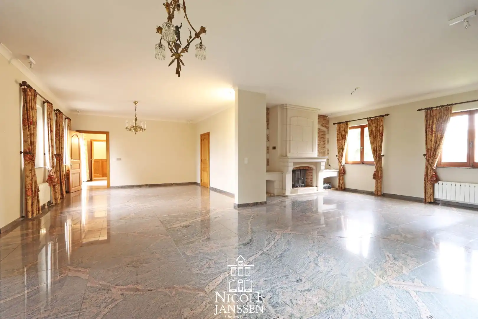 Ruim ingedeelde villa met 7 slaapkamers, dubbele garage en volledig omheinde tuin  foto 5