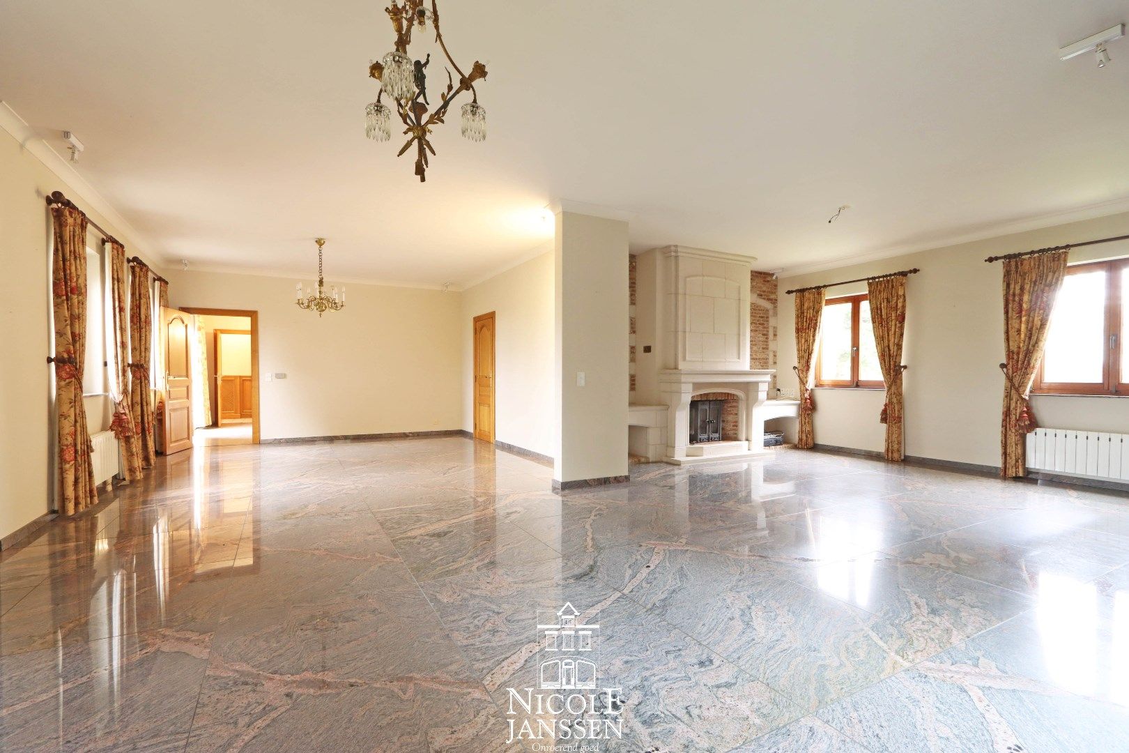 Ruim ingedeelde villa met 7 slaapkamers, dubbele garage en volledig omheinde tuin  foto 5