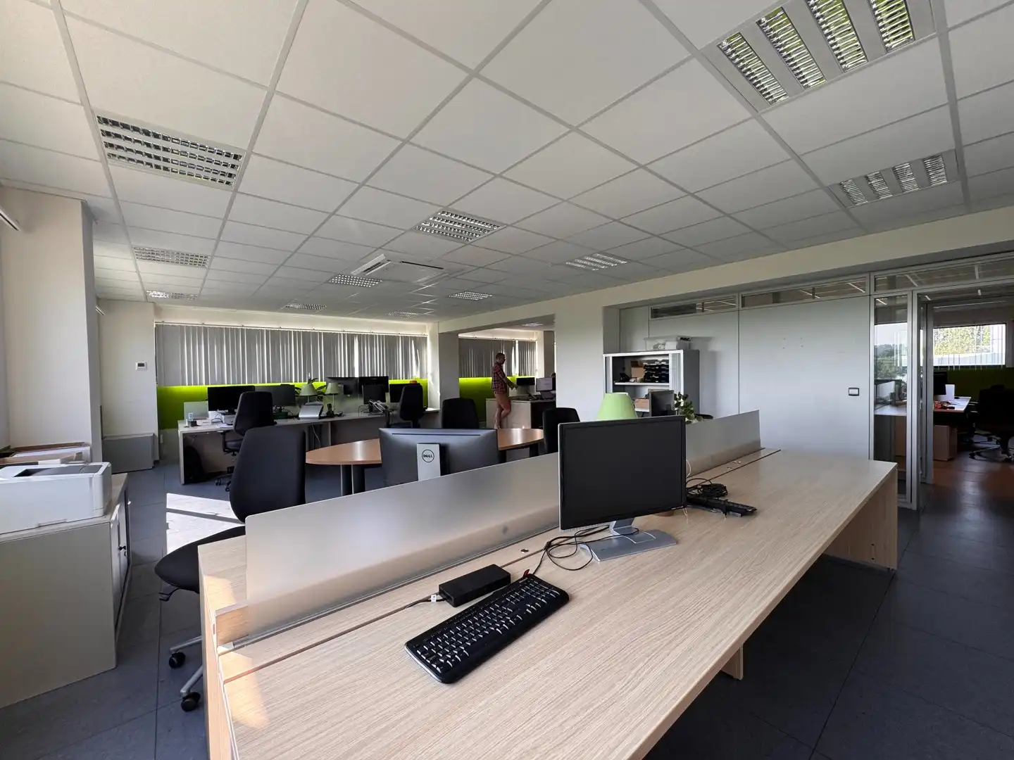 Instapklare kantoorruimte van 450 m² met ruime parking te Oostkamp foto 2
