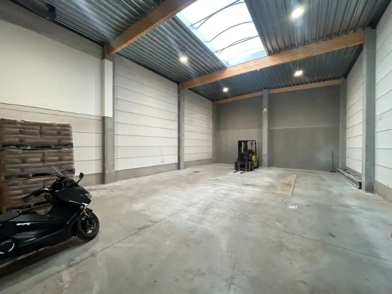 Instapklare KMO-unit met kantoren (±355 m²) op topligging foto 3