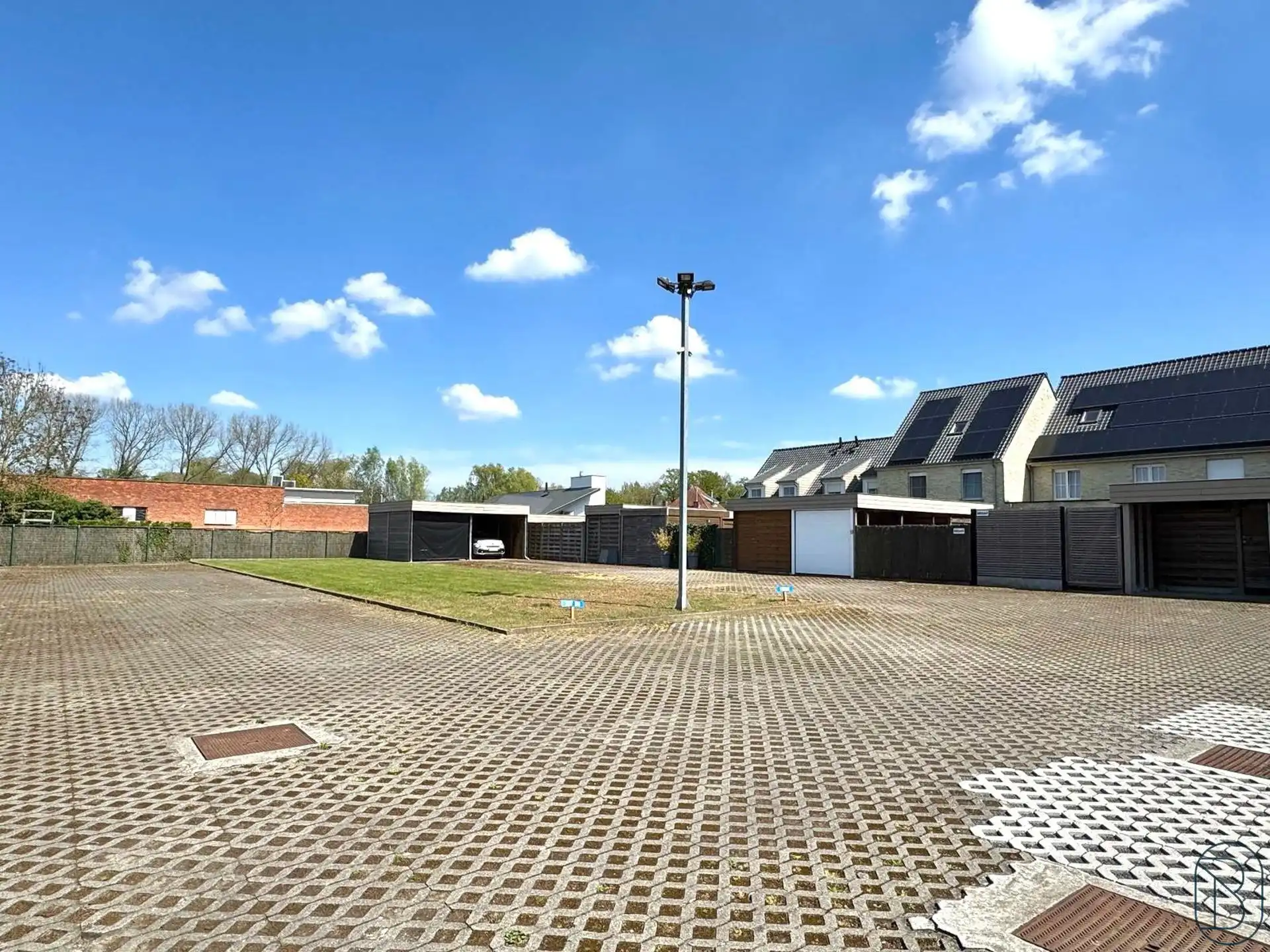 BUITENSTAANPLAATS in het CENTRUM foto {{pictureIndex}}