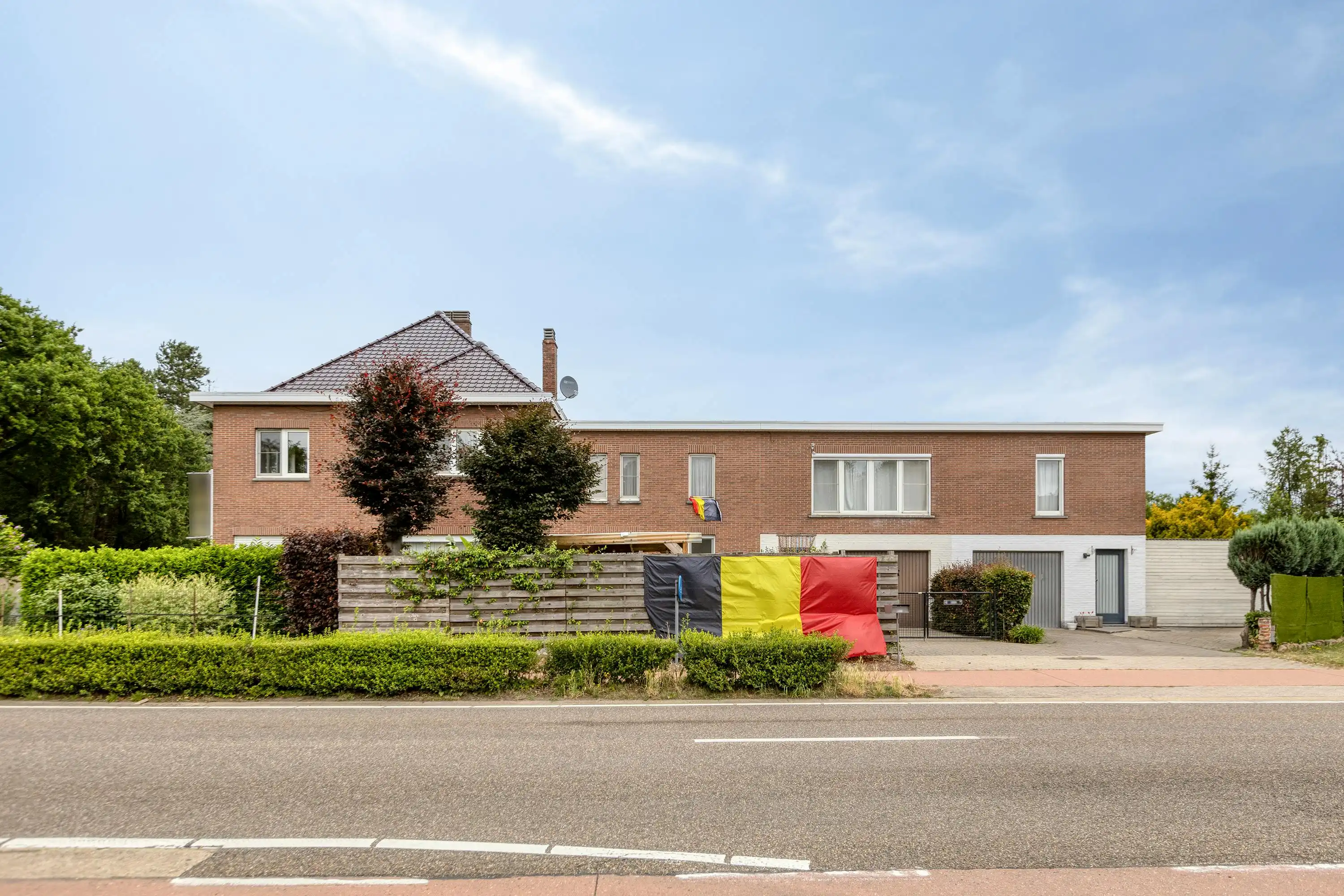 3 woningen als één geheel te koop op toplocatie in Zonhoven foto 3
