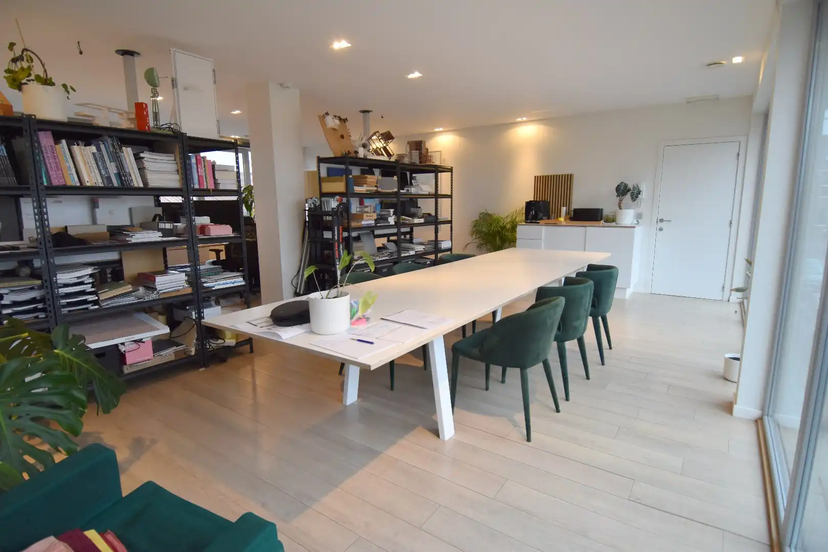 Instapklare kantoorruimte op een uiterst strategische locatie in Bissegem foto 3