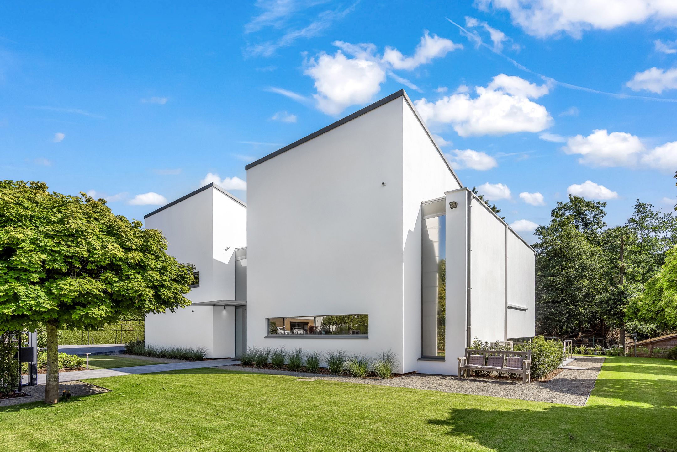 Hoogstaande villa met binnenzwembad te Lanaken foto {{pictureIndex}}