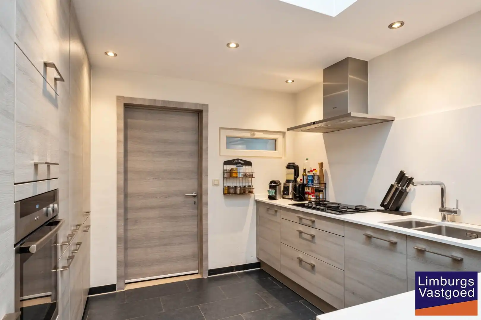 Stadswoning met 4 slpk, zuidgerichte tuin en garage, nabij kleine ring, station en Vredespark foto 10