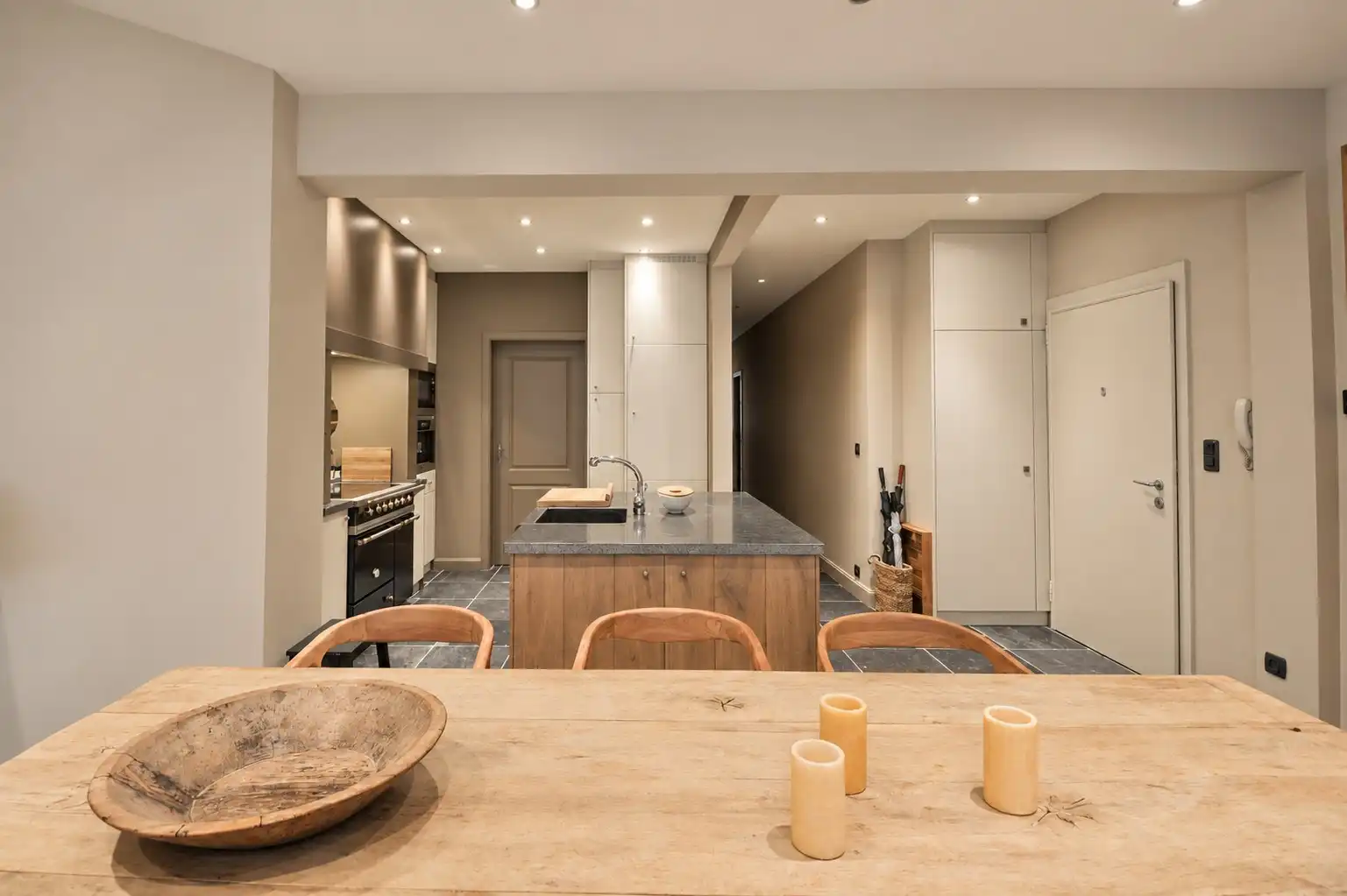 Aangenaam, perfect onderhouden appartement met een ruim terras. foto 4