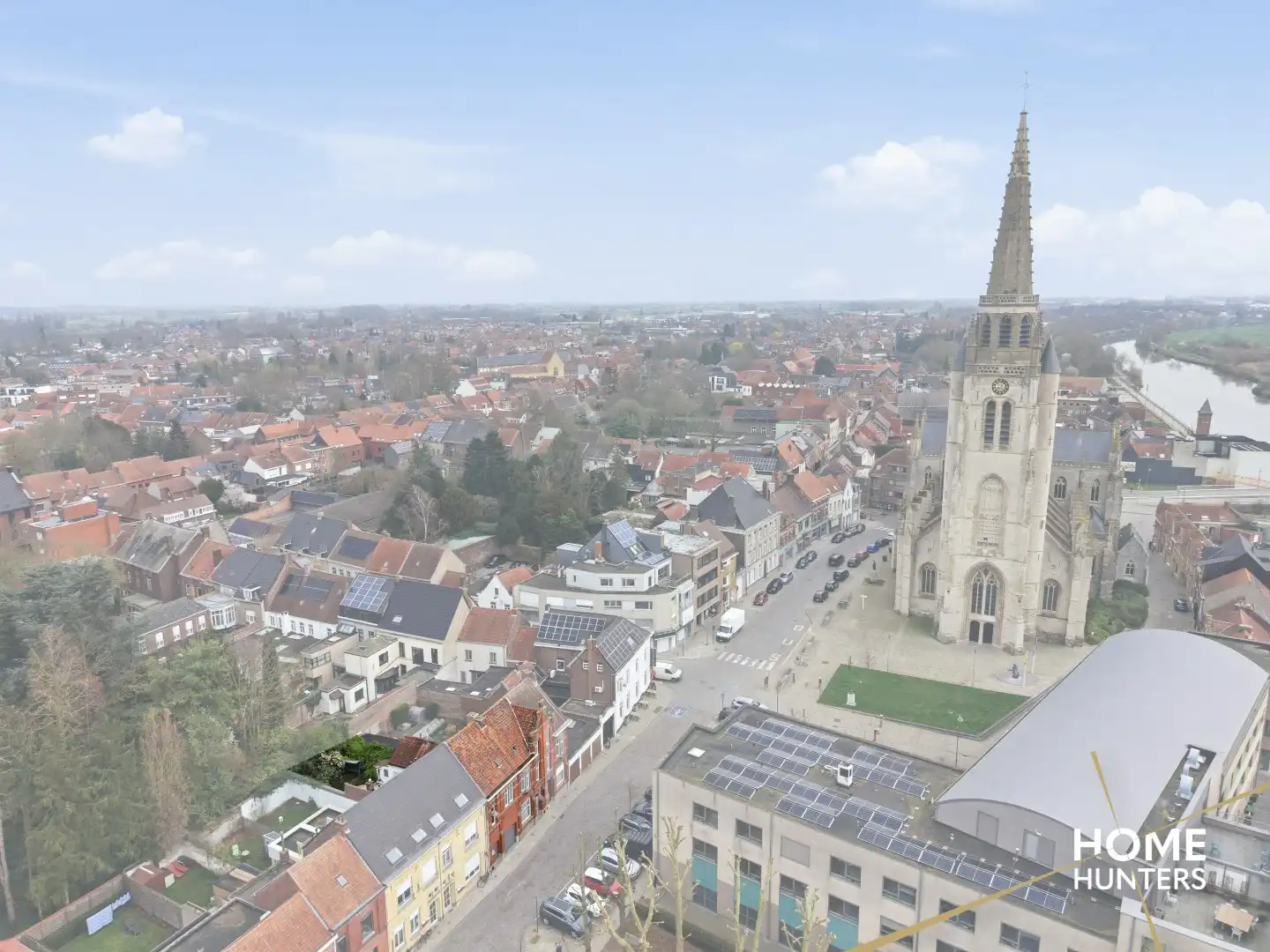 Karaktervolle stadswoning met 5 slaapkamers, ruime garage en tuin nabij de Leie in Wervik foto 2