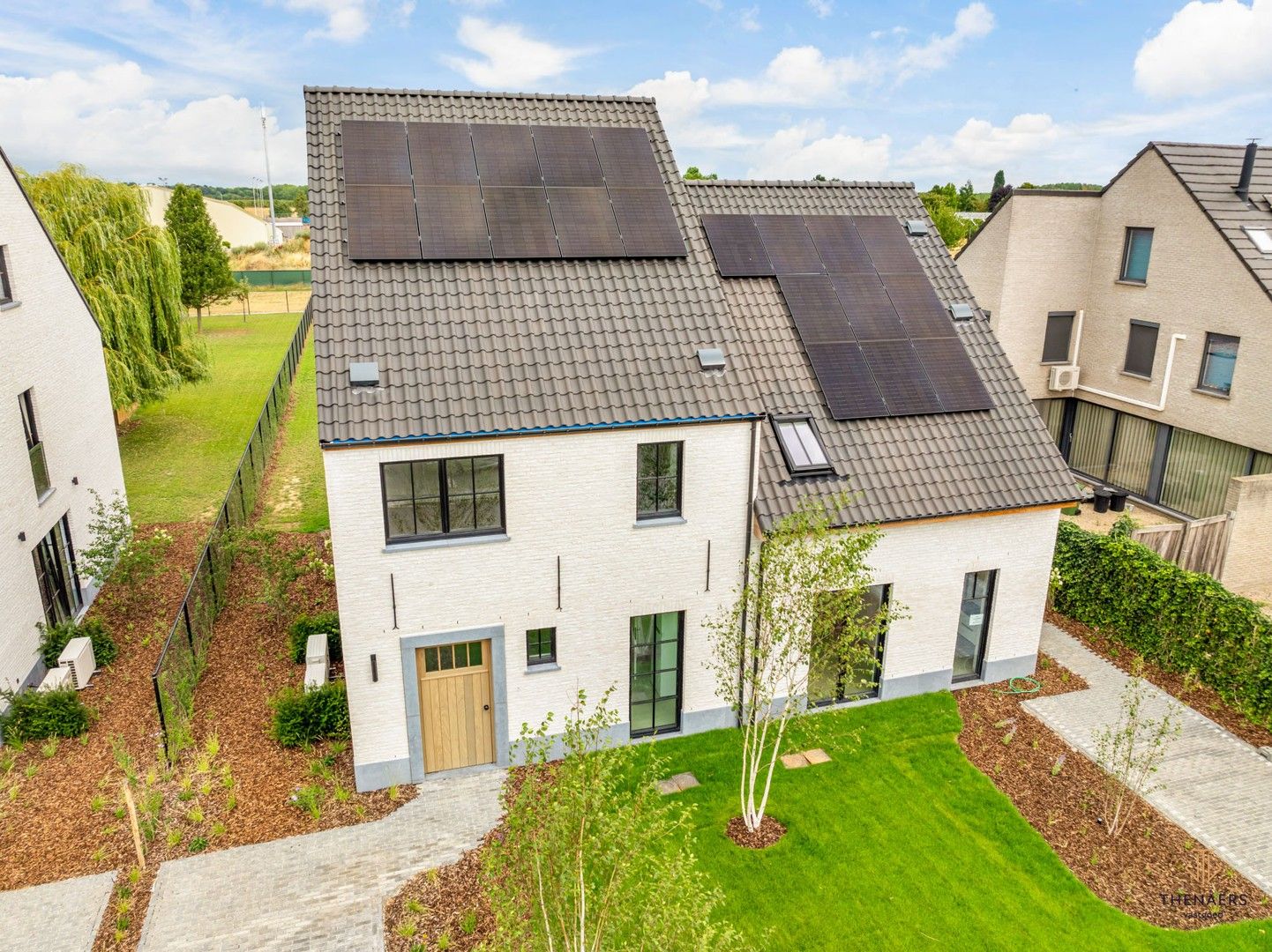 INSTAPKLARE LUXE EN ENERGIEZUINIGE NIEUWBOUWWONING MET 3 SLAAPKAMERS EN AANGELEGDE TUIN. foto {{pictureIndex}}