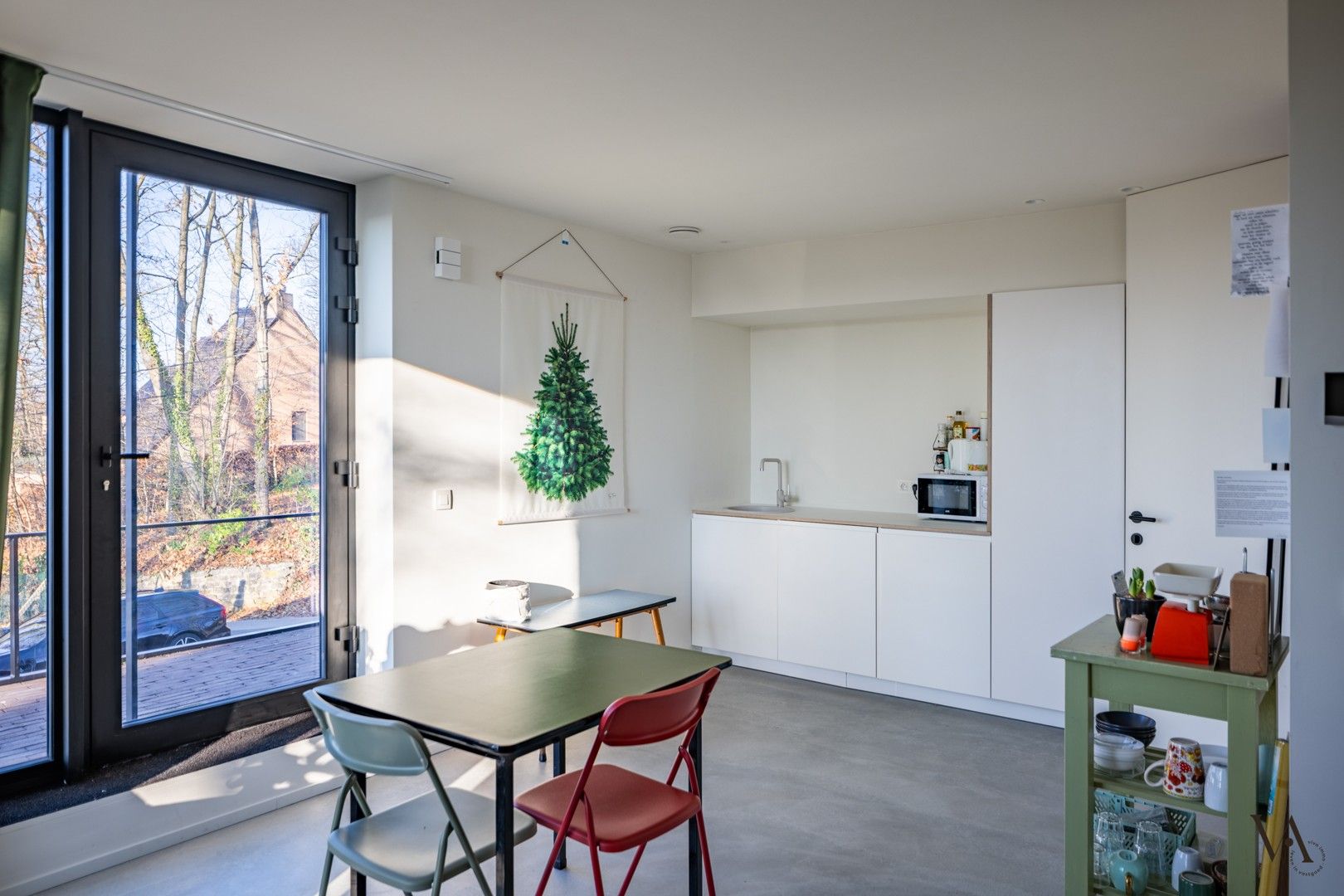 Compacte kantoor- of bureauruimte met eigen ingang in het groen foto 4