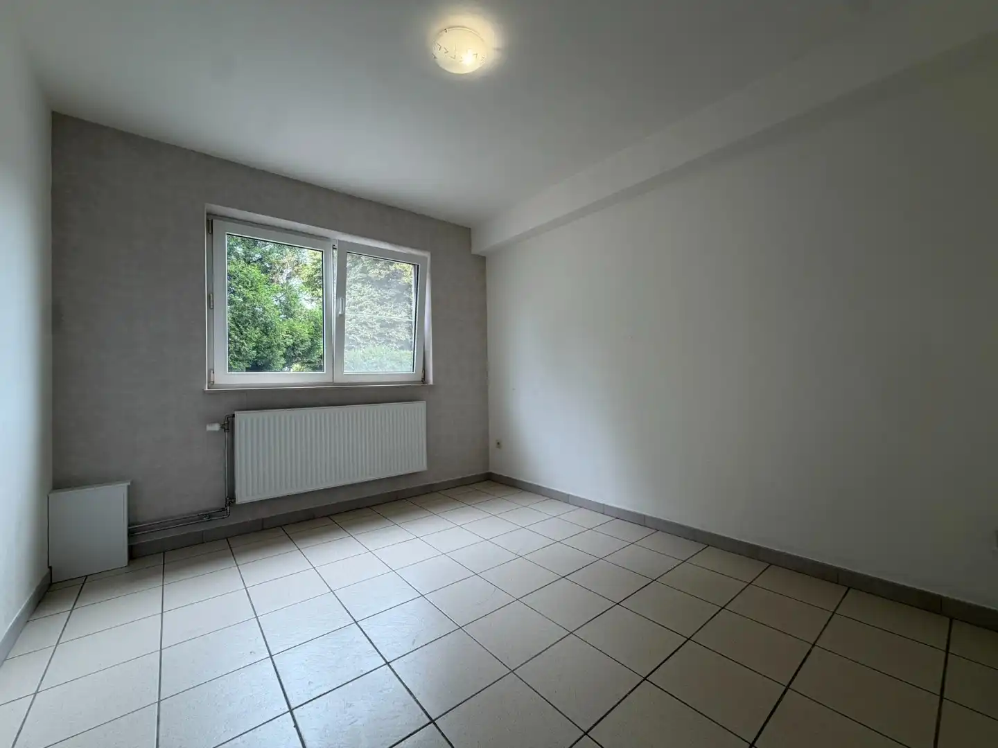 Netjes gerenoveerd 1-slaapkamer appartement met ruime kelder en inpandige garage foto 14